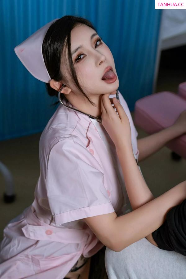 小蛮妖  [XiuRen]高清写真图 2025.06.13 No.10408 小蛮妖Yummy 粉色护士服第17张图片